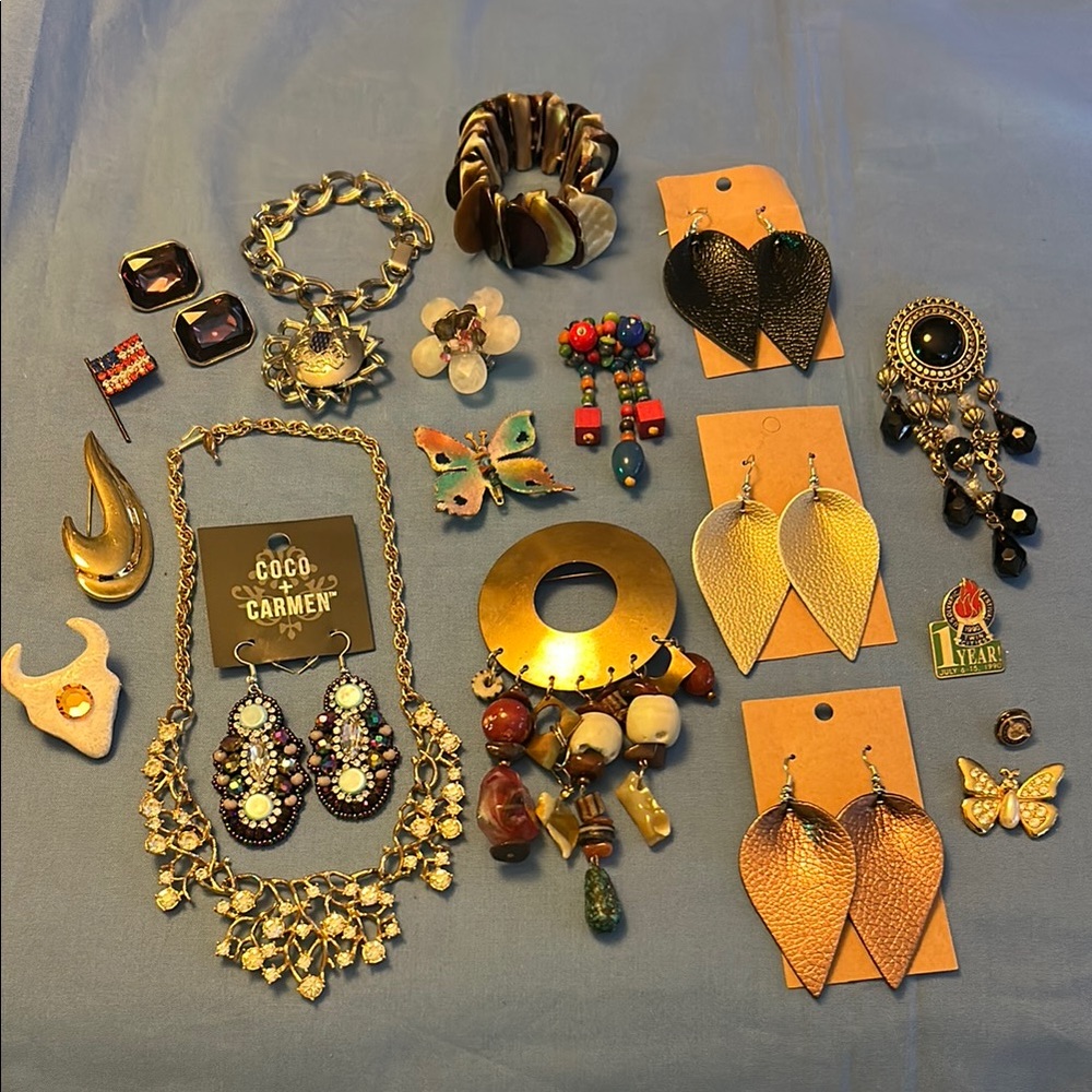Lot of Assorted Jewelry 💎 Necklace Brooches Earrings Bracelets Pins (19 pieces)